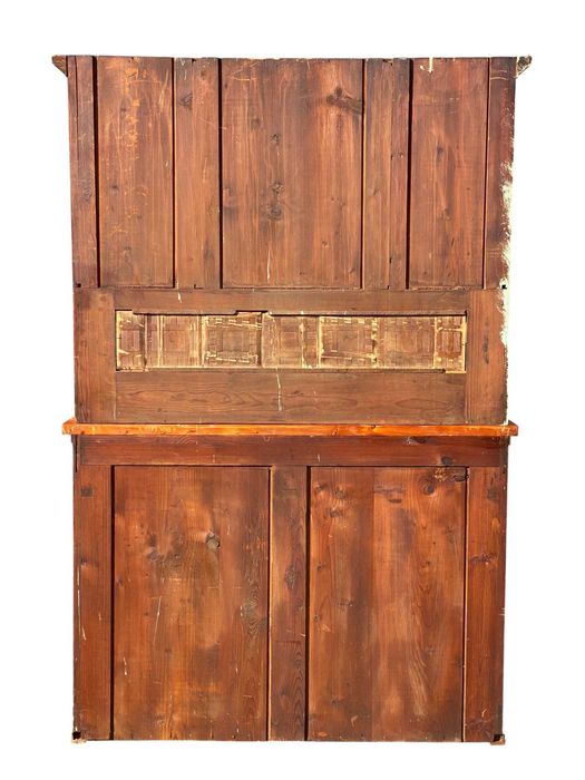 Stary drewniany kredens kuchenny z ozdobnymi płytkami