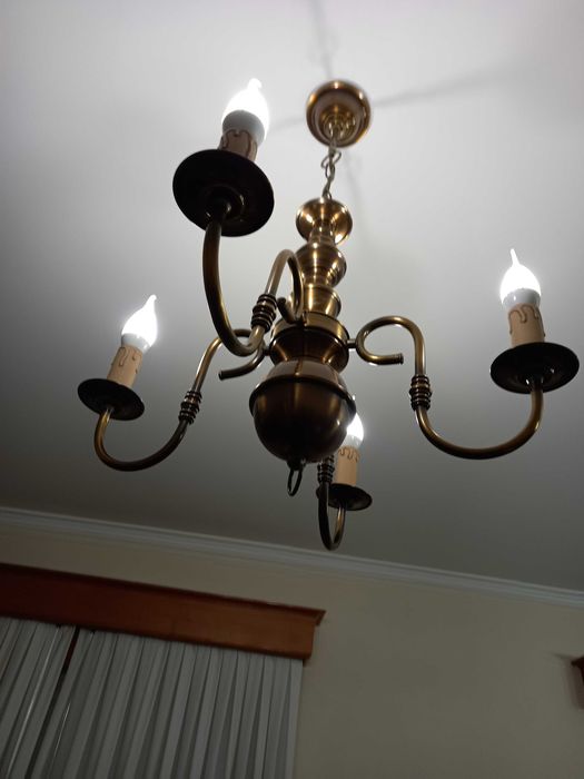 Candeeiro em sala 4 lâmpadas