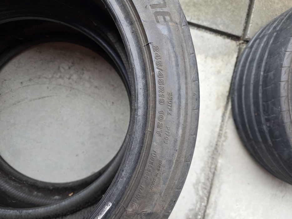Продам дві шини б/у 245/45R19 102Y