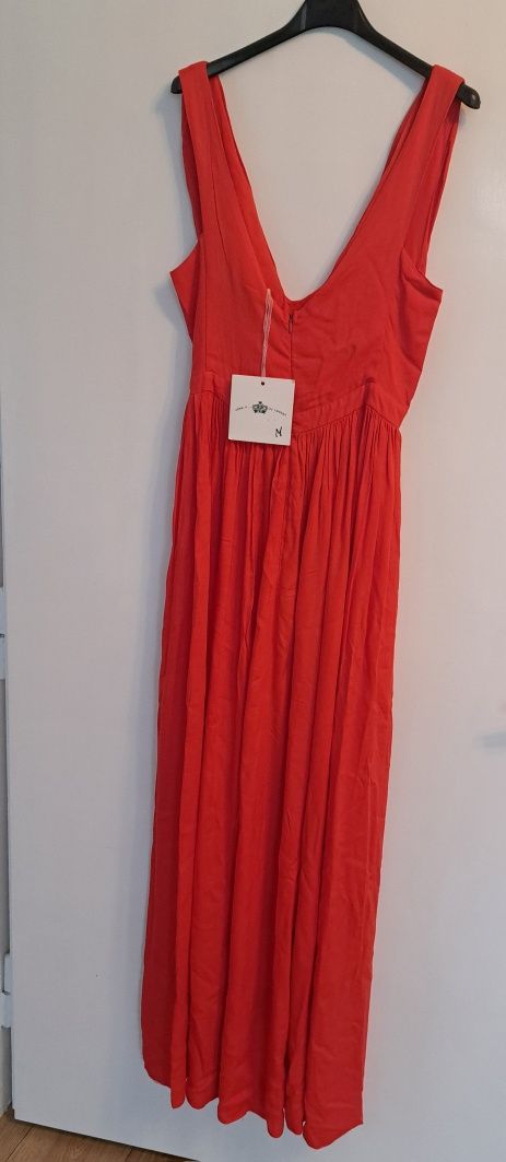 Czerwona sukienka maxi z rozcięciem