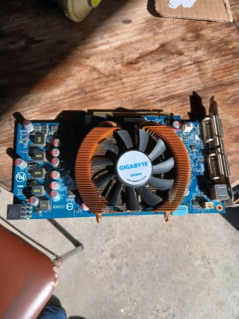16 GB RAM DDR3 (8+8gb) + gráfica Gigabyte de 1gb