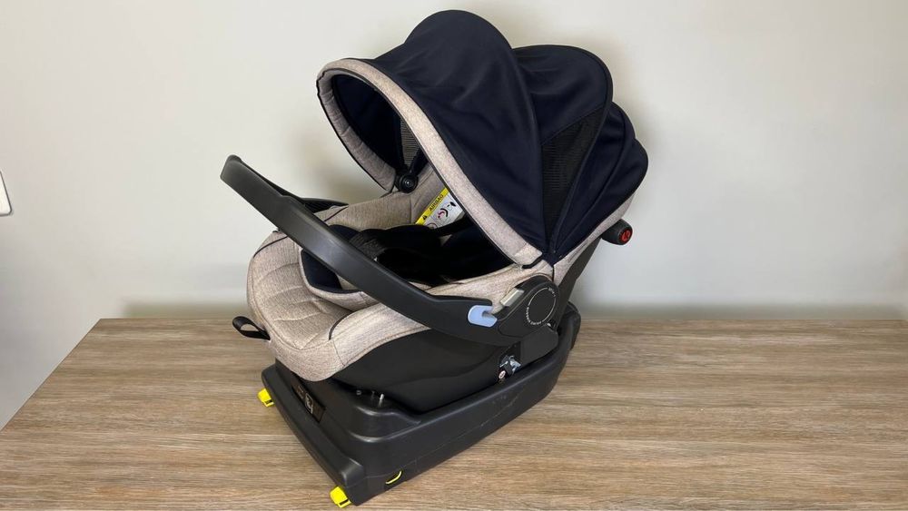 Автокрісло Peg-Perego PrimoViaggio i-Size з базою під ISOFIX.