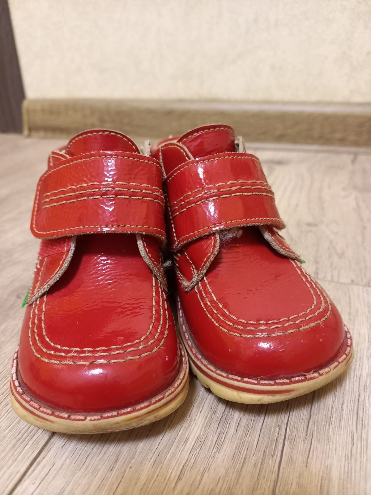 Осінні черевички шкіряні лаковані червоні, взуття дитяче
