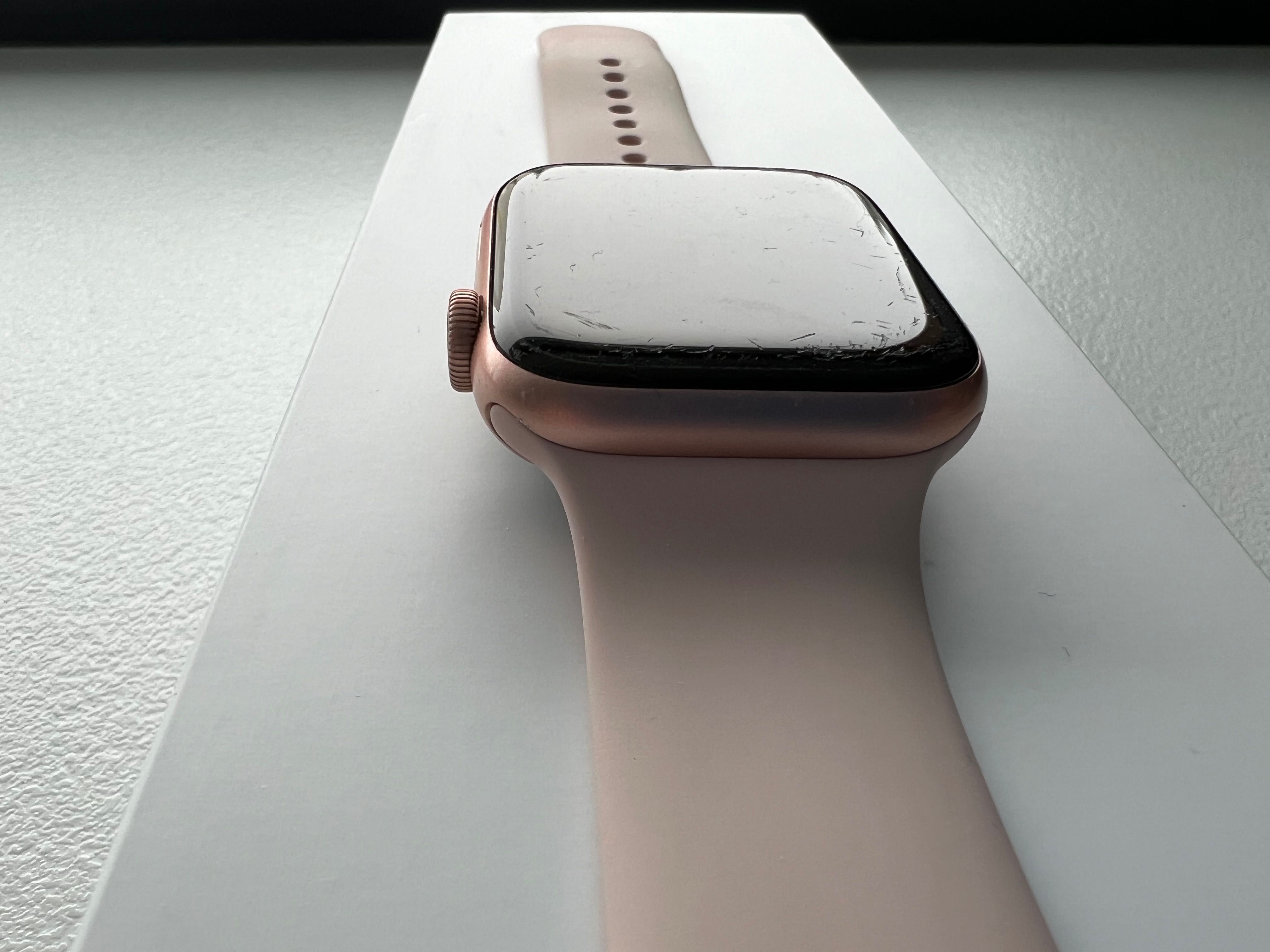 Apple Watch 6 44mm różowe złoto z opaską w kolorze różowym + 5 pasków