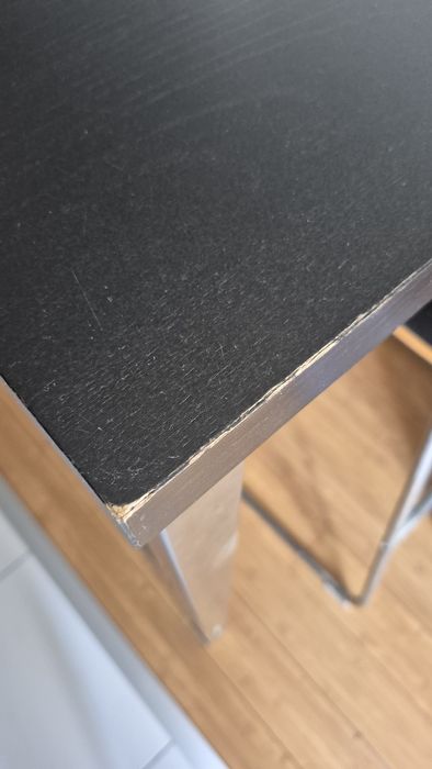 Mesa alta com duas cadeiras