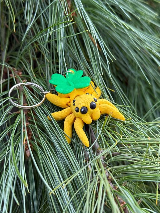 Skakun z koniczynką 3D przegubowy pajączek  – mini figurka i brelok!