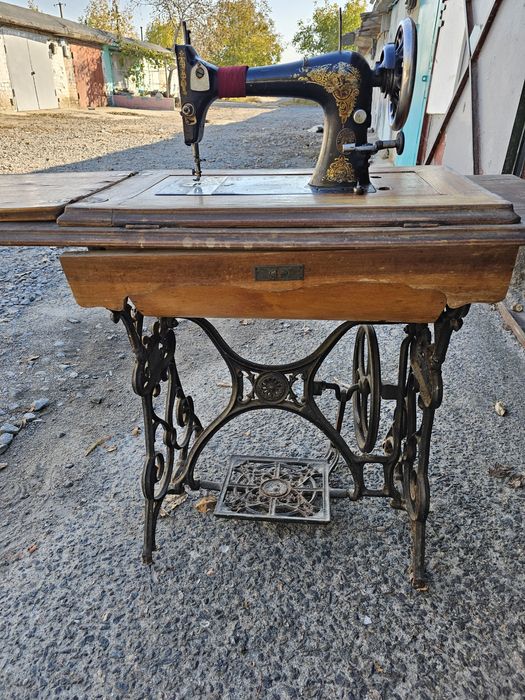 Раритетна швейна машинка зі станиною