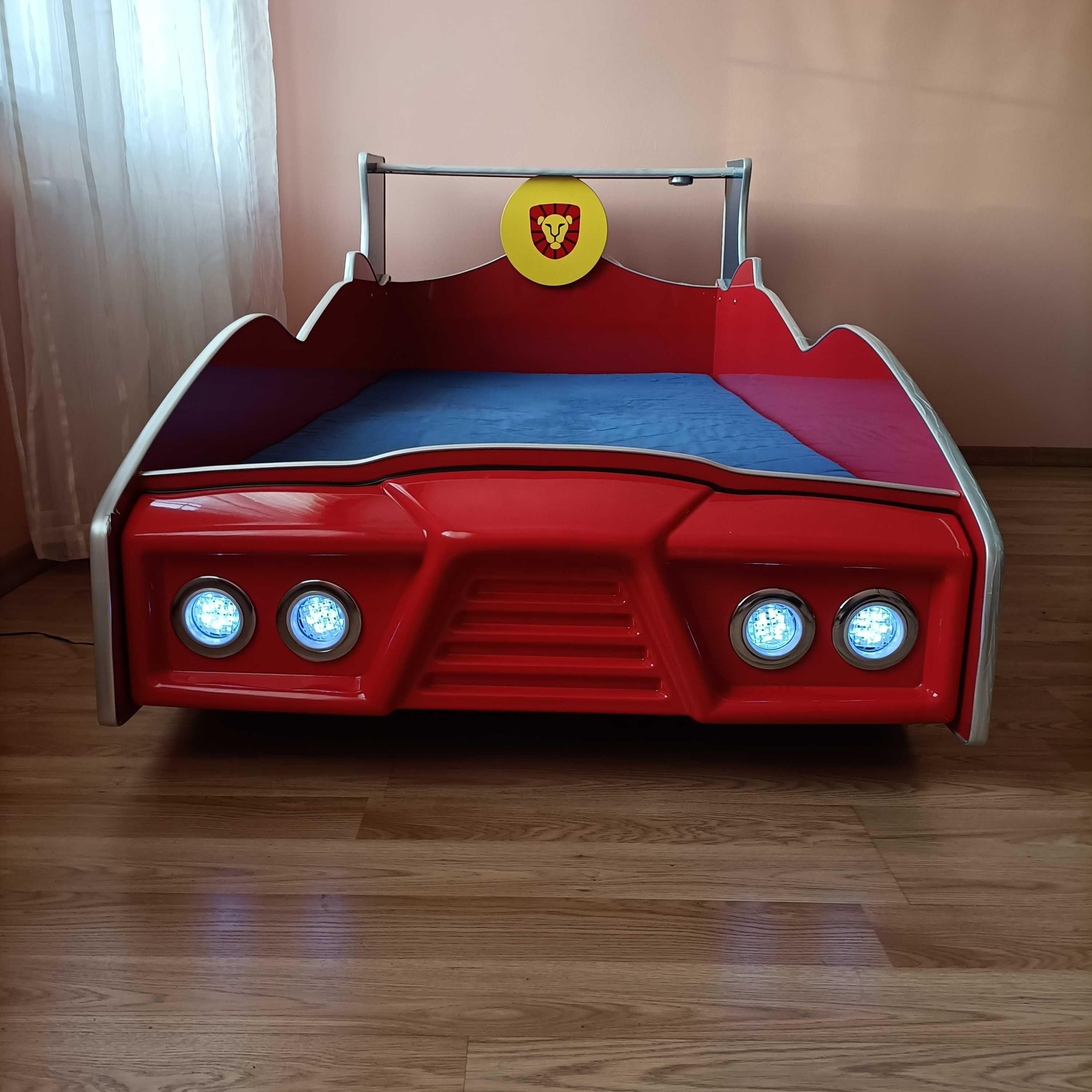 Łóżko samochód ze światłami ledowymi, plus materac.