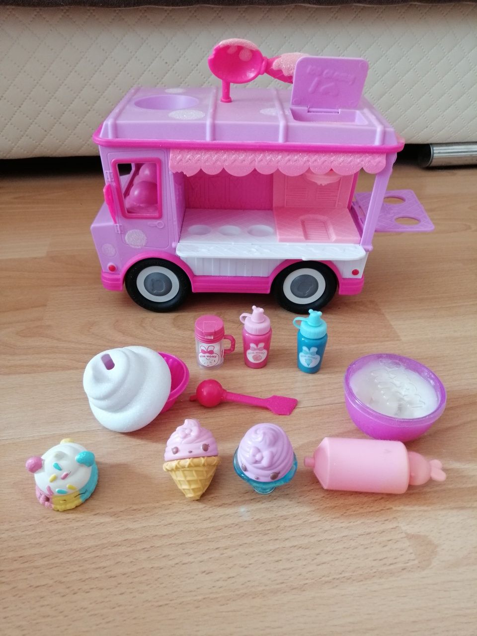 Autobus num noms do robienia błyszczyków