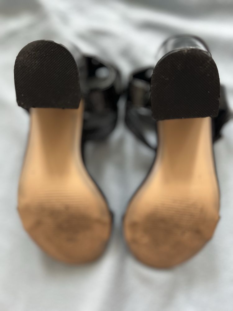Damskie buty na obcasie rozmiar 37 czarne z odkrytymi palcami