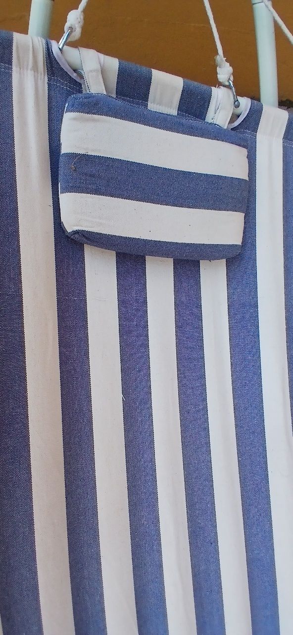 Cama baloiço azul e branco usado