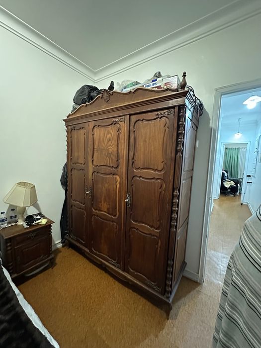 Conjunto de Quarto em Madeira – Roupeiro, Cómoda e Mesas de Cabeceira