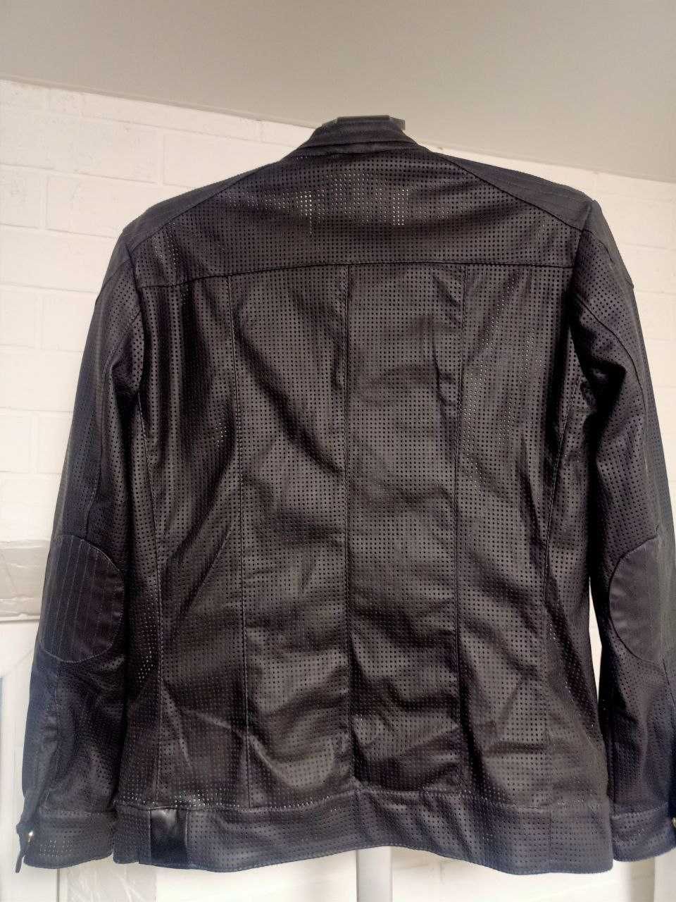 Знижка Чоловіча чорна куртка бренду piazzaitalia
