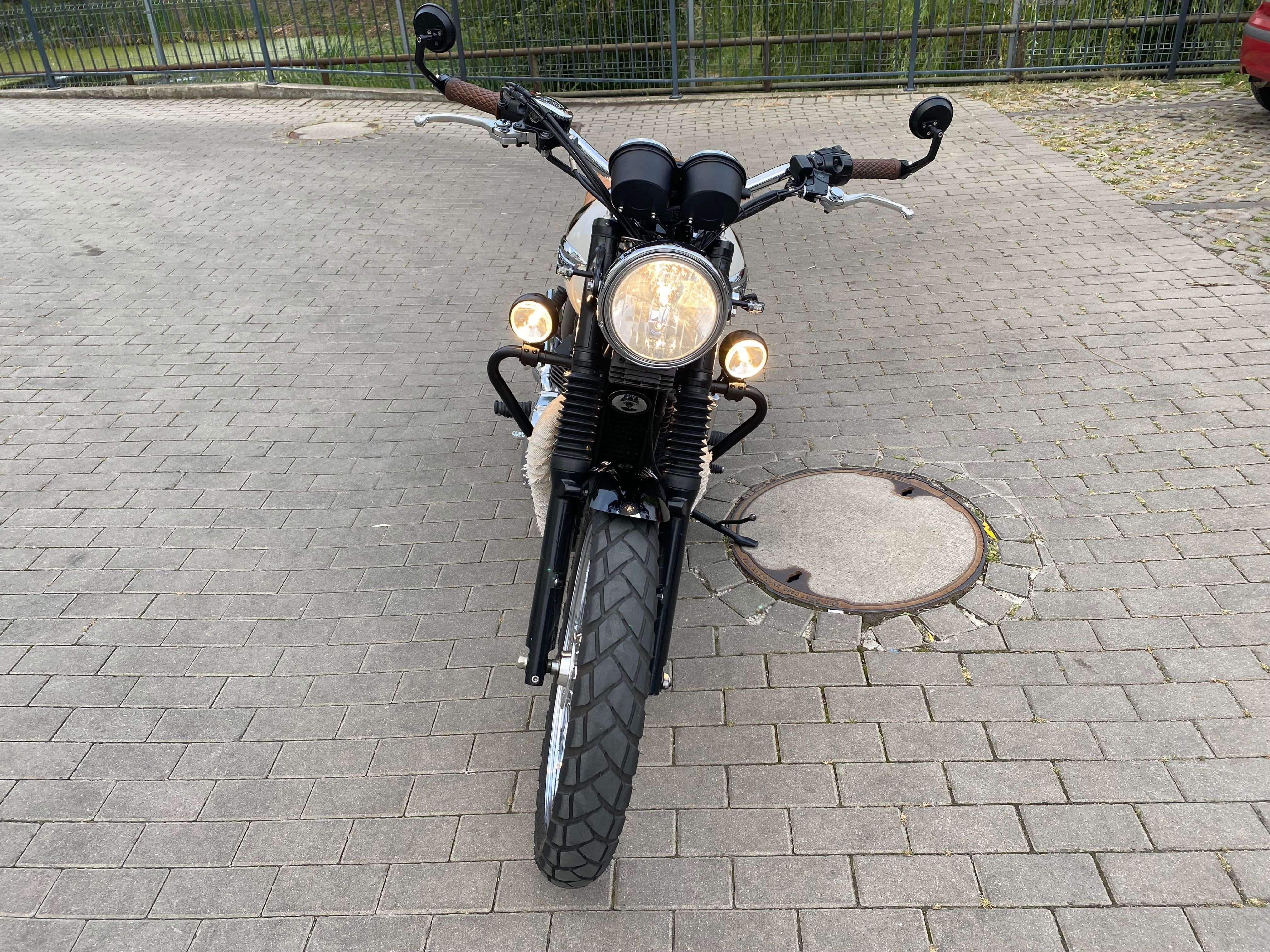 Bonneville T100 Cafe Racer Scrambler Custom