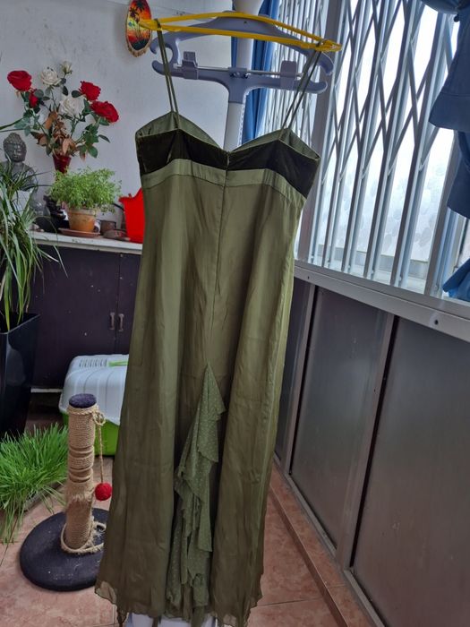 Vestido verde festivo peito em veludo. Comprido, muito elegante.