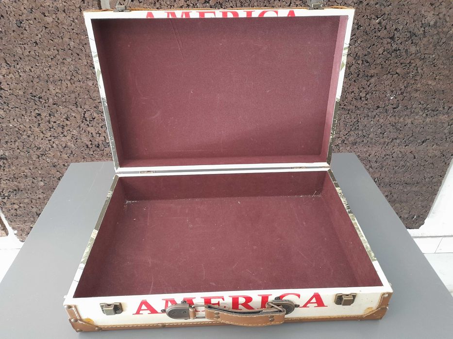 Mala Retro América usada em MDF e forrada a tela canvas em bom estado.