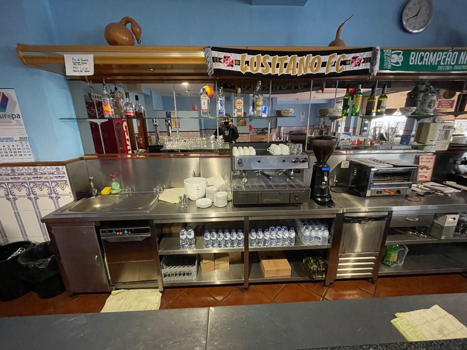 Vendo recheio e equipamento de café snack-bar