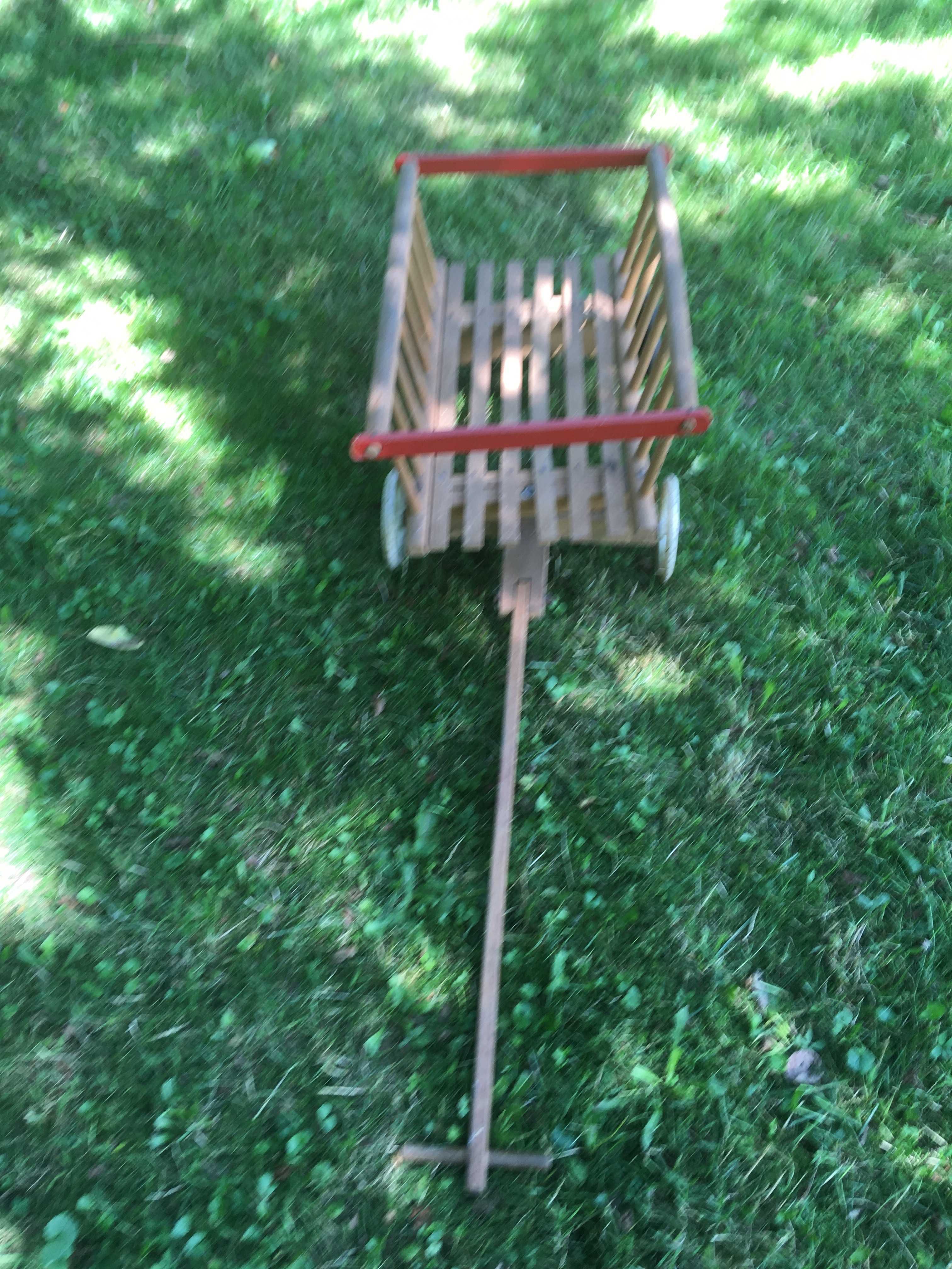 Stary drewniany wózek dla lalek- produkt czasów prl