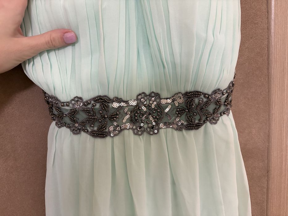 Мятна сукня з вишивкою