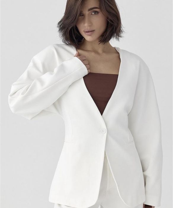 Білий піджак без коміру з акцентним підкресленням на талії
