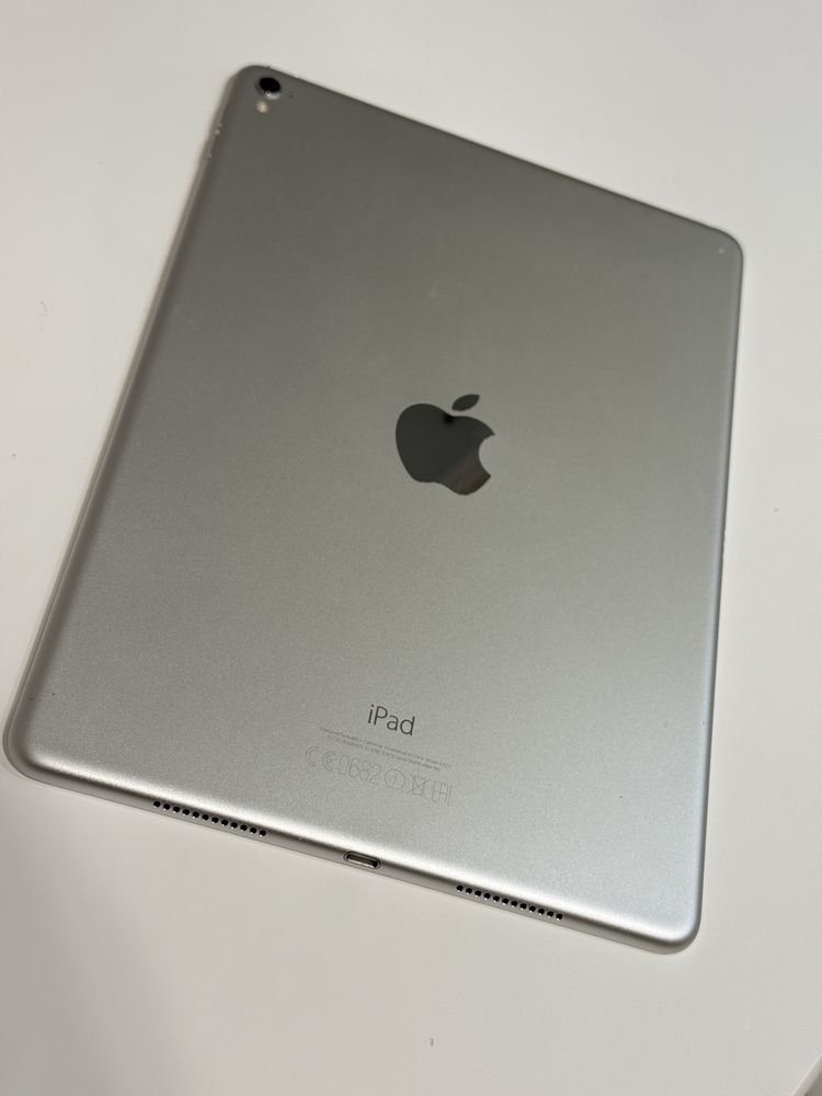 Планшет Apple iPad Pro 9.7 silver 32 gb оригінал A1673, чудовий стан