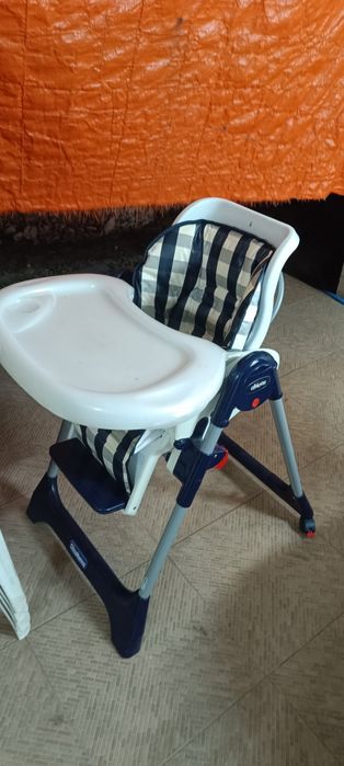 Cadeira de refeição para bebé, da marca Chicco.