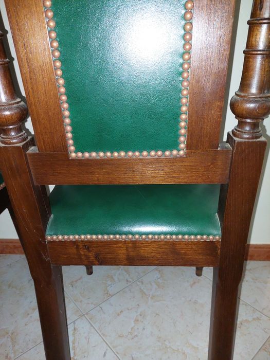 Cadeiras em madeira maciça