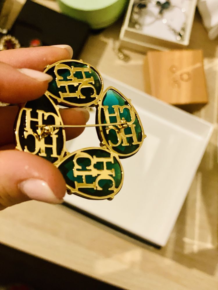 Conjunto brincos e pregadeira Carolina Herrera