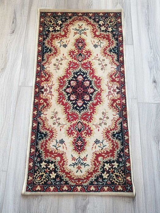 Dwa identyczne dywaniki do sypialni