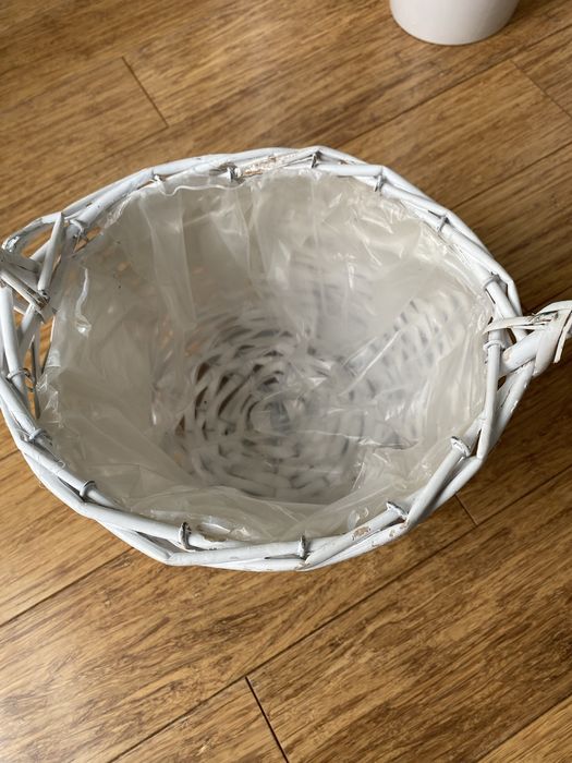 Biały kosz wiklinowy na kwiaty