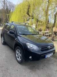 Сімейне авто Toyota Rav4