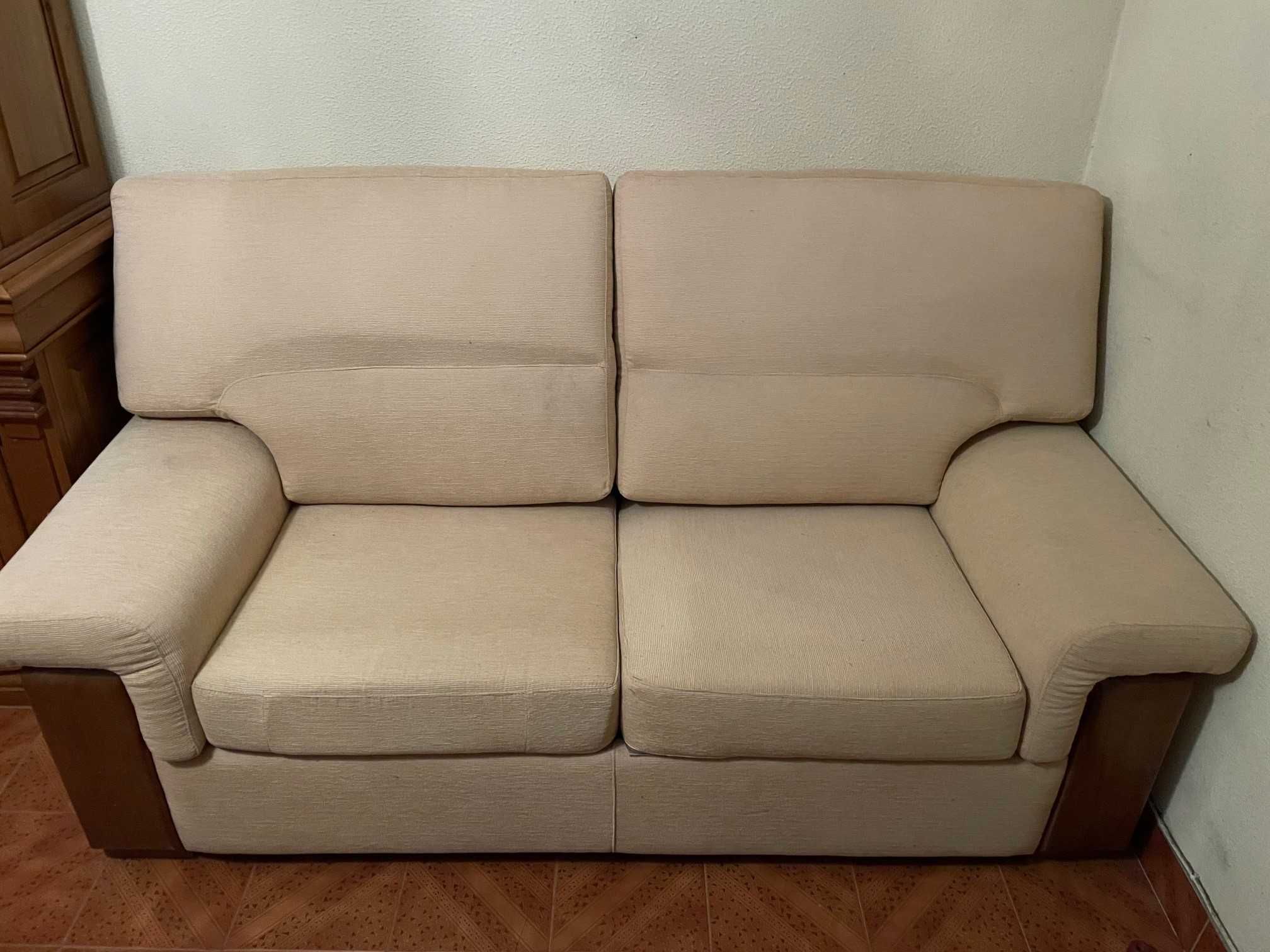 Conjunto mobília de madeira  praticamente como nova