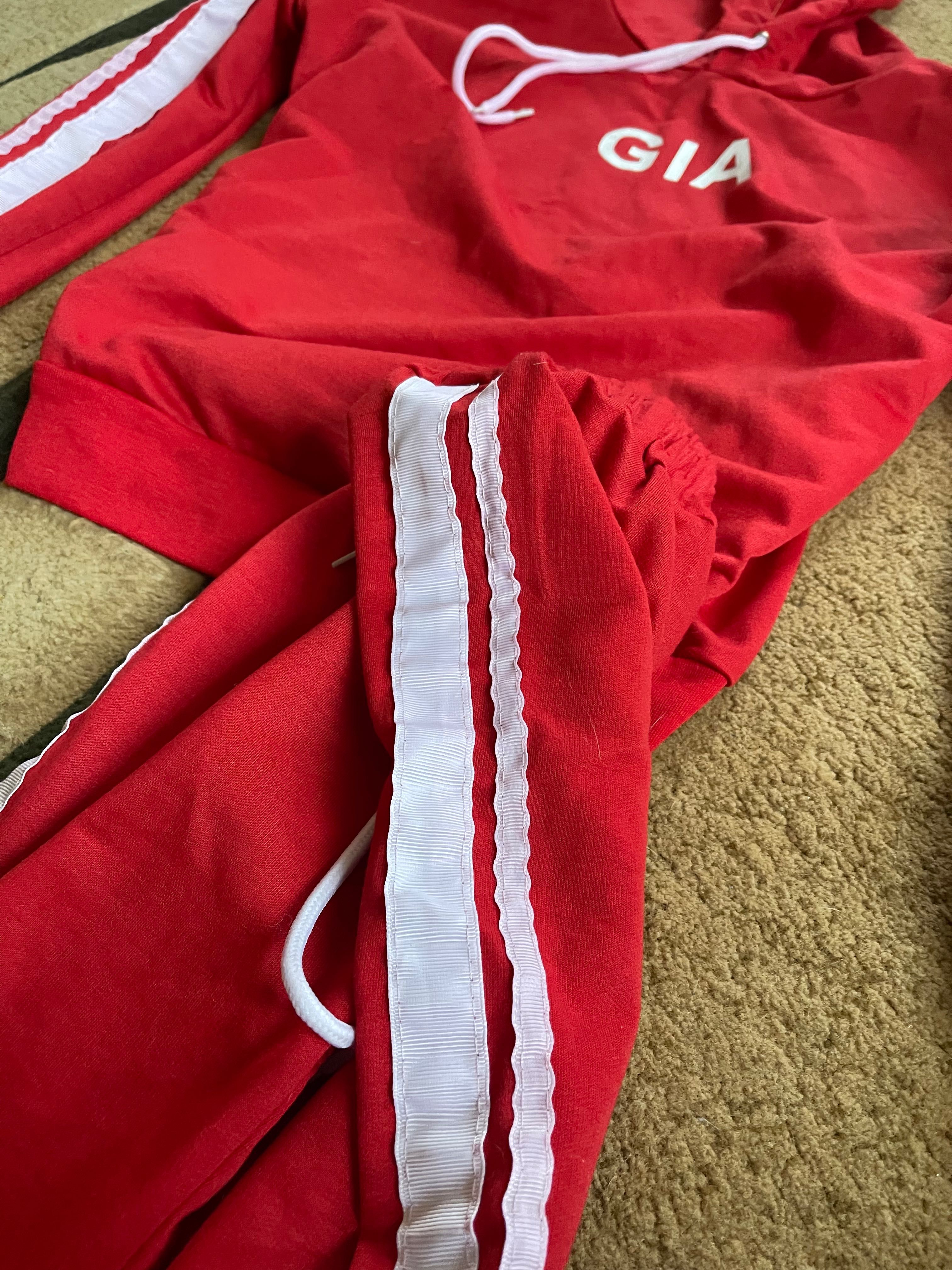 Червоний спортивний костюм
