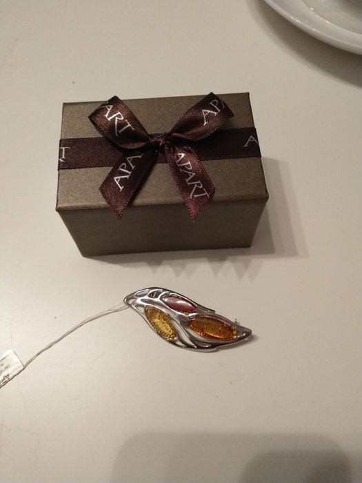 Broszka Apart bursztyny z metką