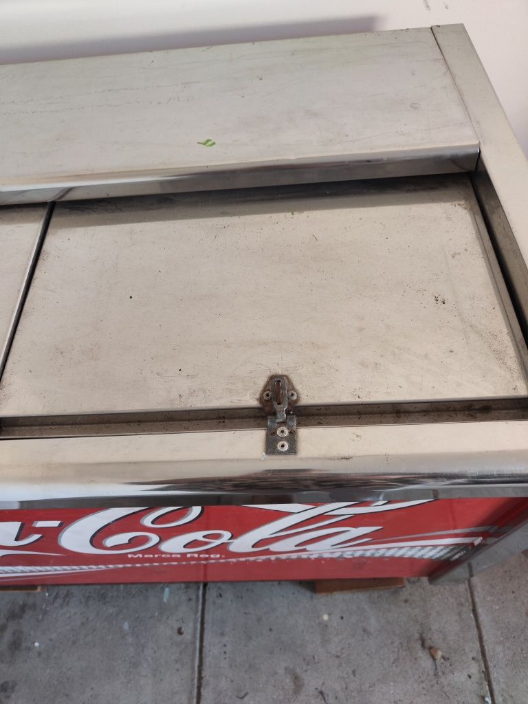Arca frigorífica da Coca-Cola a funcionar