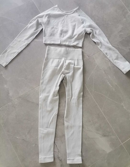 Prążkowany Komplet sportowy legginsy i bluzka jasno siwy nowy r. S/36