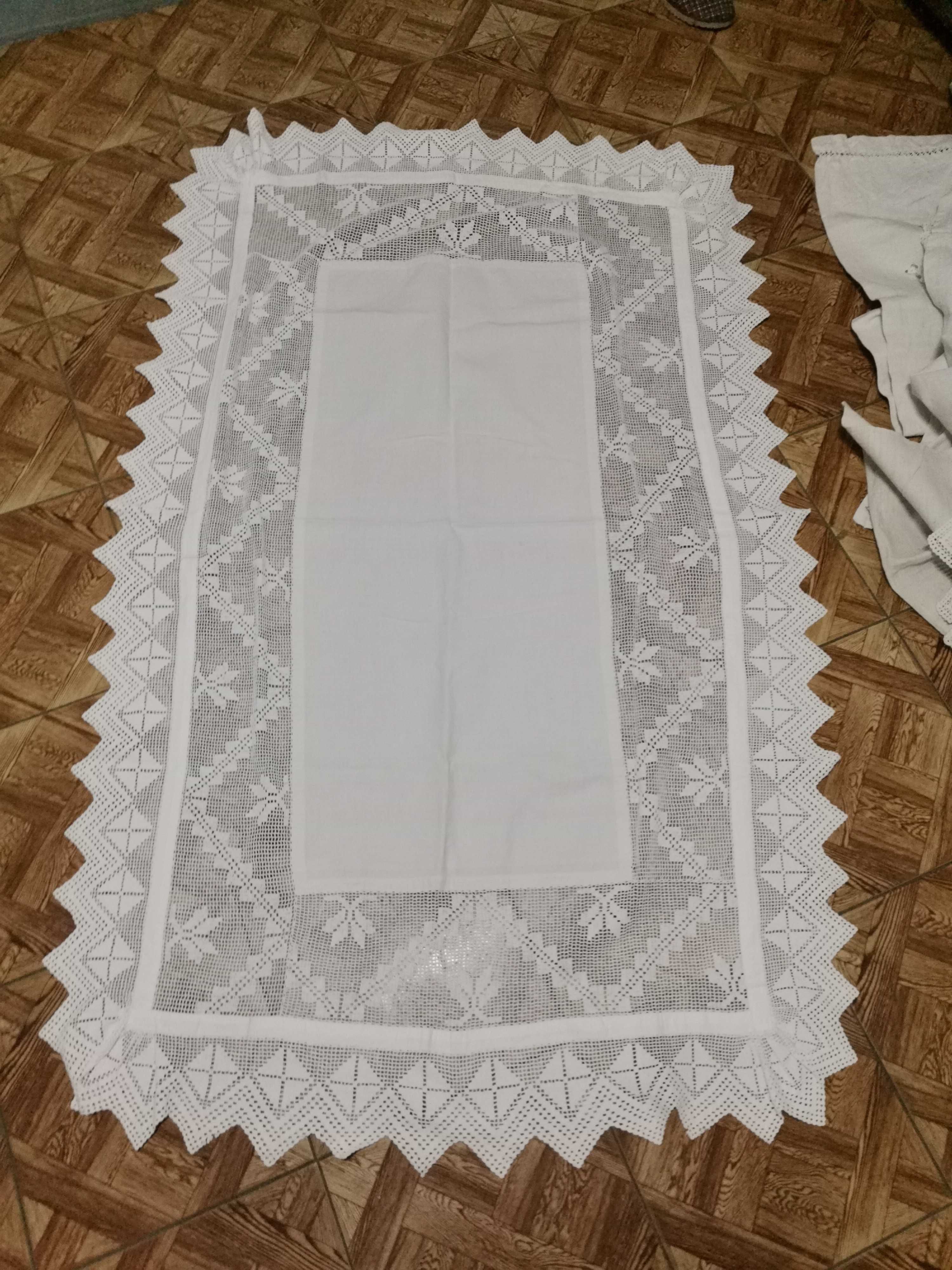 Toalha e outras peças em linho. Também mantas em burel.