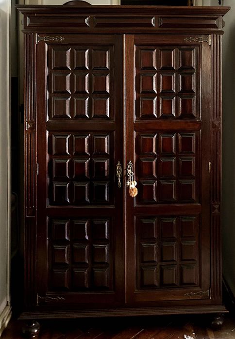 Roupeiro madeira (aprox. 120x30x150A cm)