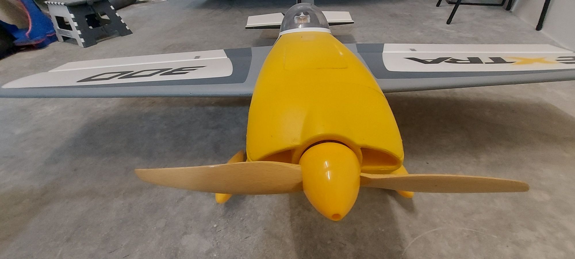 Avião de aeromodelismo extra 300 sc elétrico