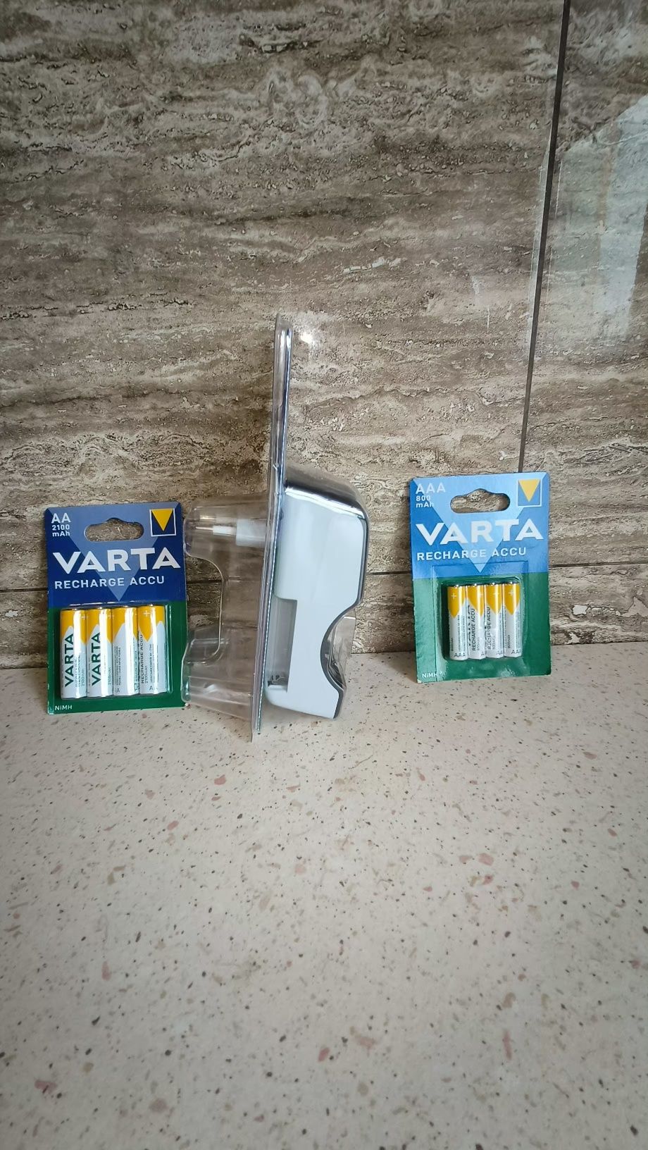 Комлект Varta зарядка +АА 2100mah +4aaa 800mah