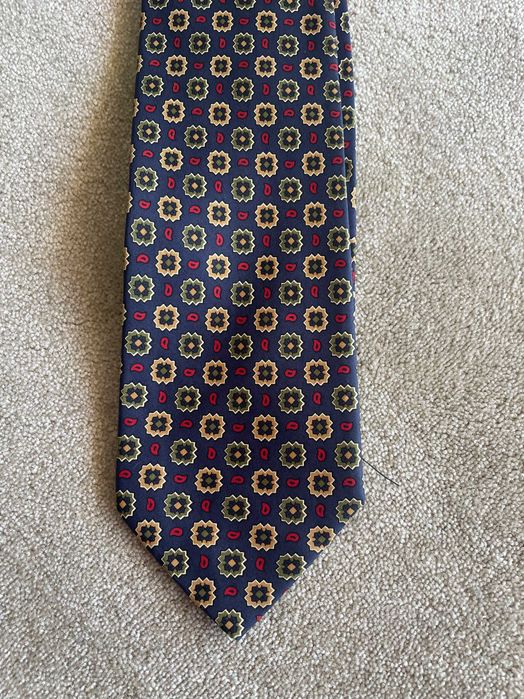 Gravatas lisas e com desenhos em tons de azul