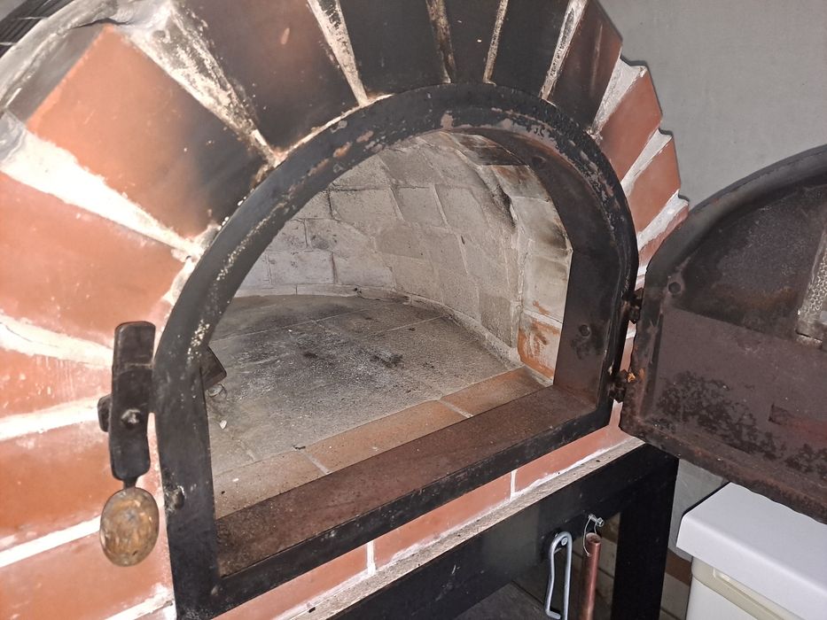 Piec do pizzy opalana drewnem