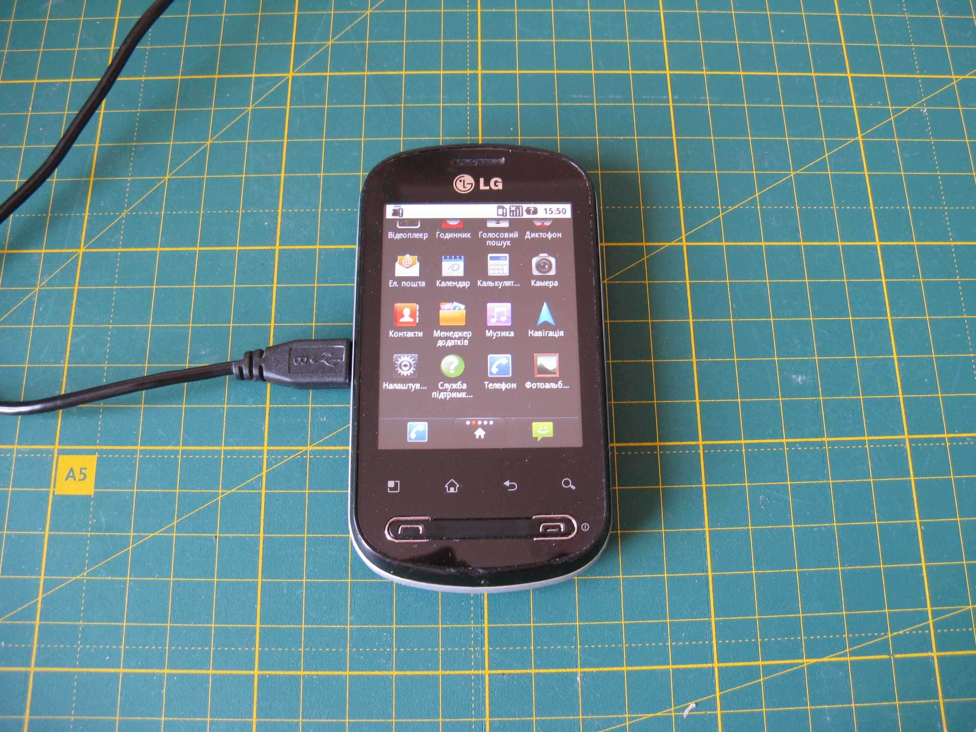 Мобільний телефон LG Optimus Me P350 (працює але він без батареї)