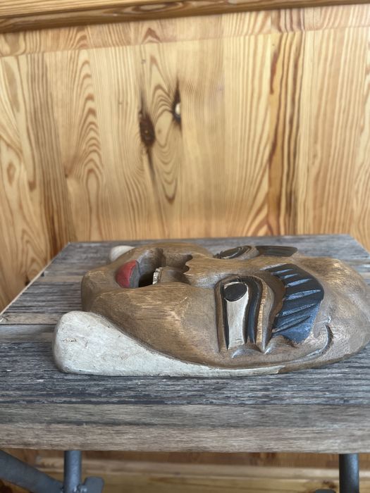 Sprzedam maskę (płaskorzeźba) wykonaną z drewna.