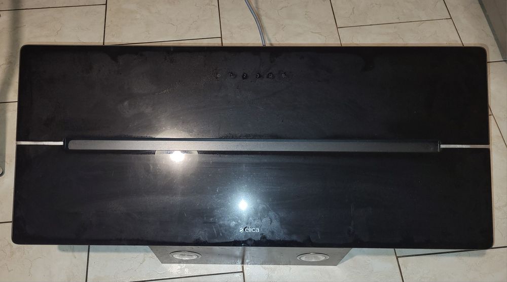 Okap ścienny WISE BL/A/90 czarne szkło