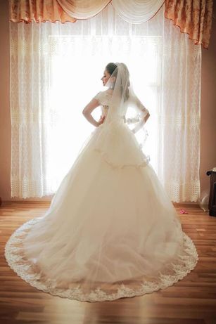 Гарна Весільна сукня