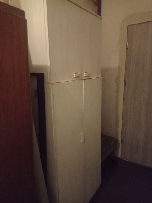 Solidna szafa z półką na górze pomalowana białą farbą.