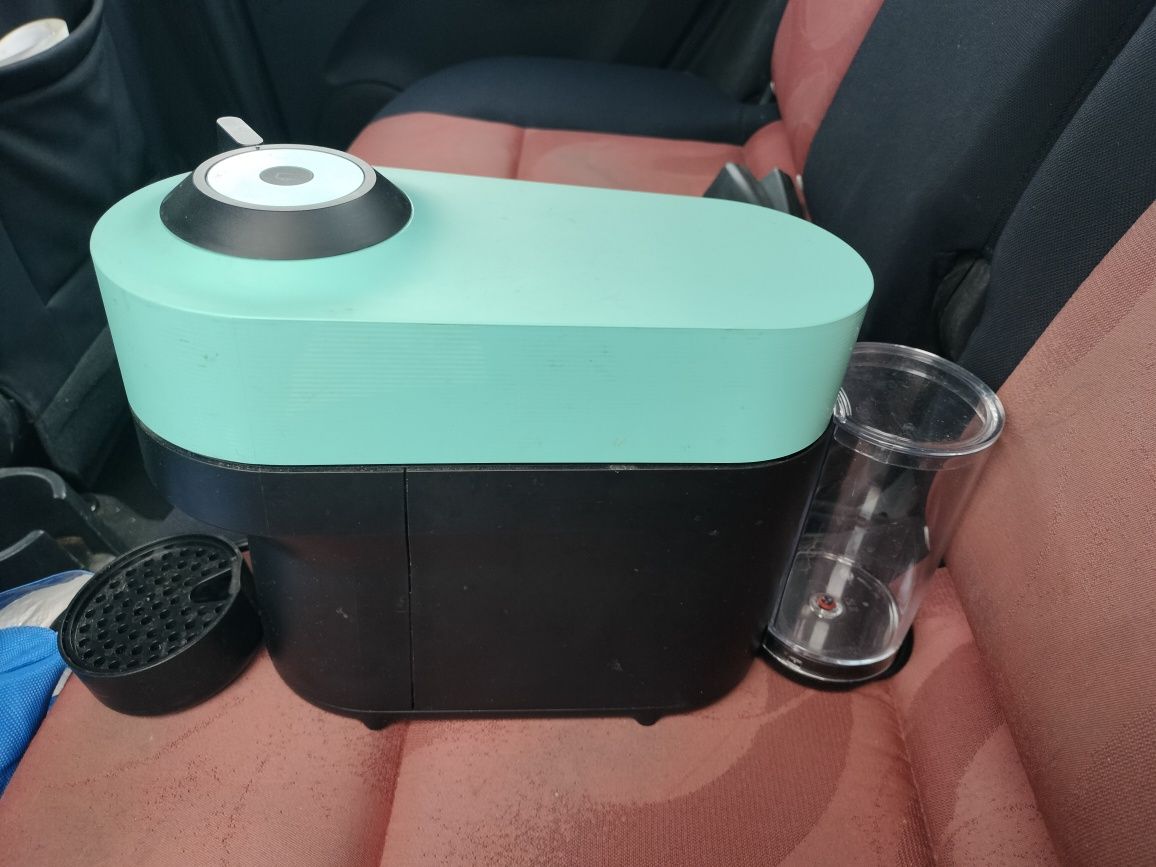 Máquina de café Nespresso Vertu pouco usada.