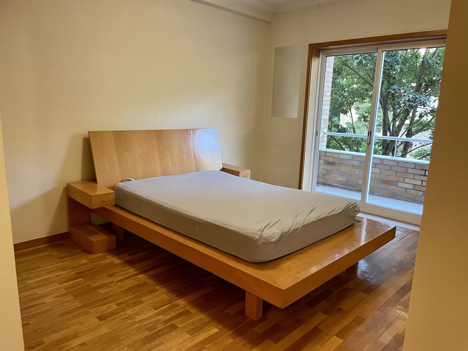 Cama sem colchao com cabeceiras incorporadas
