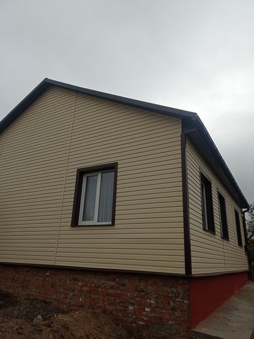 Новий будинок в передмісті Чернігова. Старий Білоус. Центр.